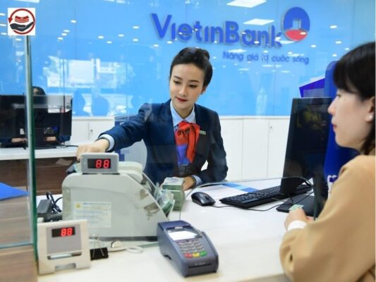 Nhân viên hỗ trợ rút tiền tại Vietinbank